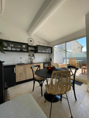 La petite terrasse près des Arènes